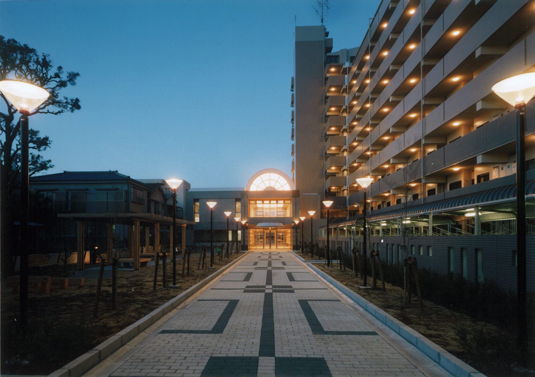 エントランスアプローチ夜景