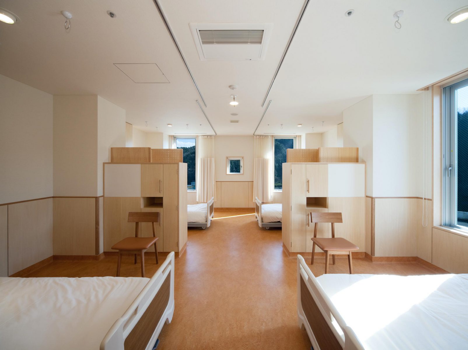 一般病棟4床室（家具により個の領域を確保）