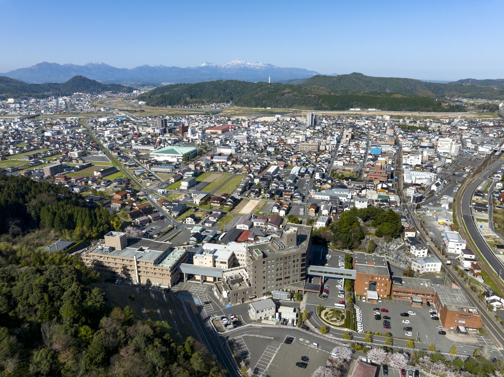 遠くに大山。倉吉市街を一望する一連の施設群