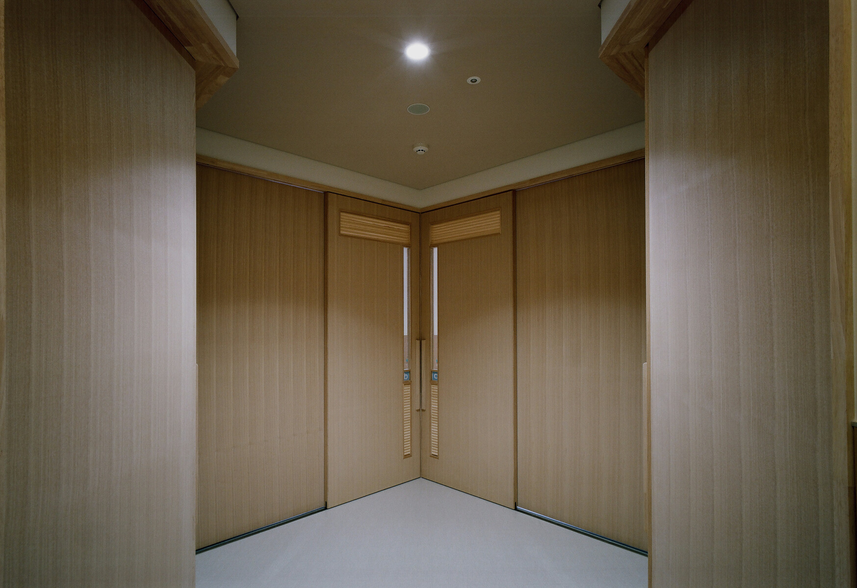 個室型４床室前室　扉を閉じることによりプライバシーを確保できる 