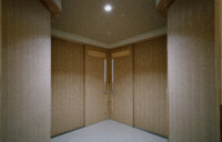 個室型４床室前室　扉を閉じることによりプライバシーを確保できる 