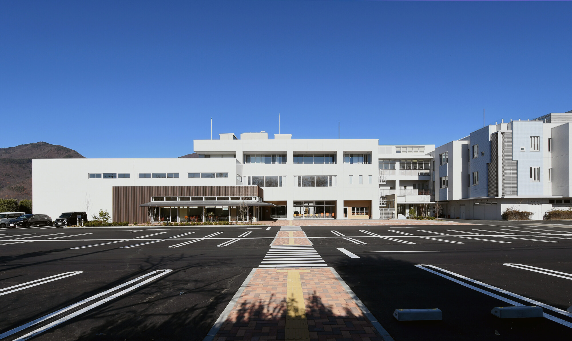 外部から自然に人を誘い込む新西棟アプローチ