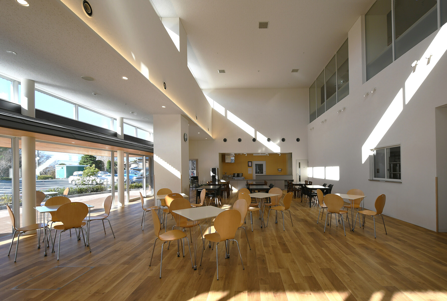 明るく開放的なレストランと内外をつなぐ庇