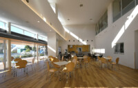明るく開放的なレストランと内外をつなぐ庇