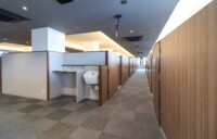 個室ブースによって仕切られた透析室