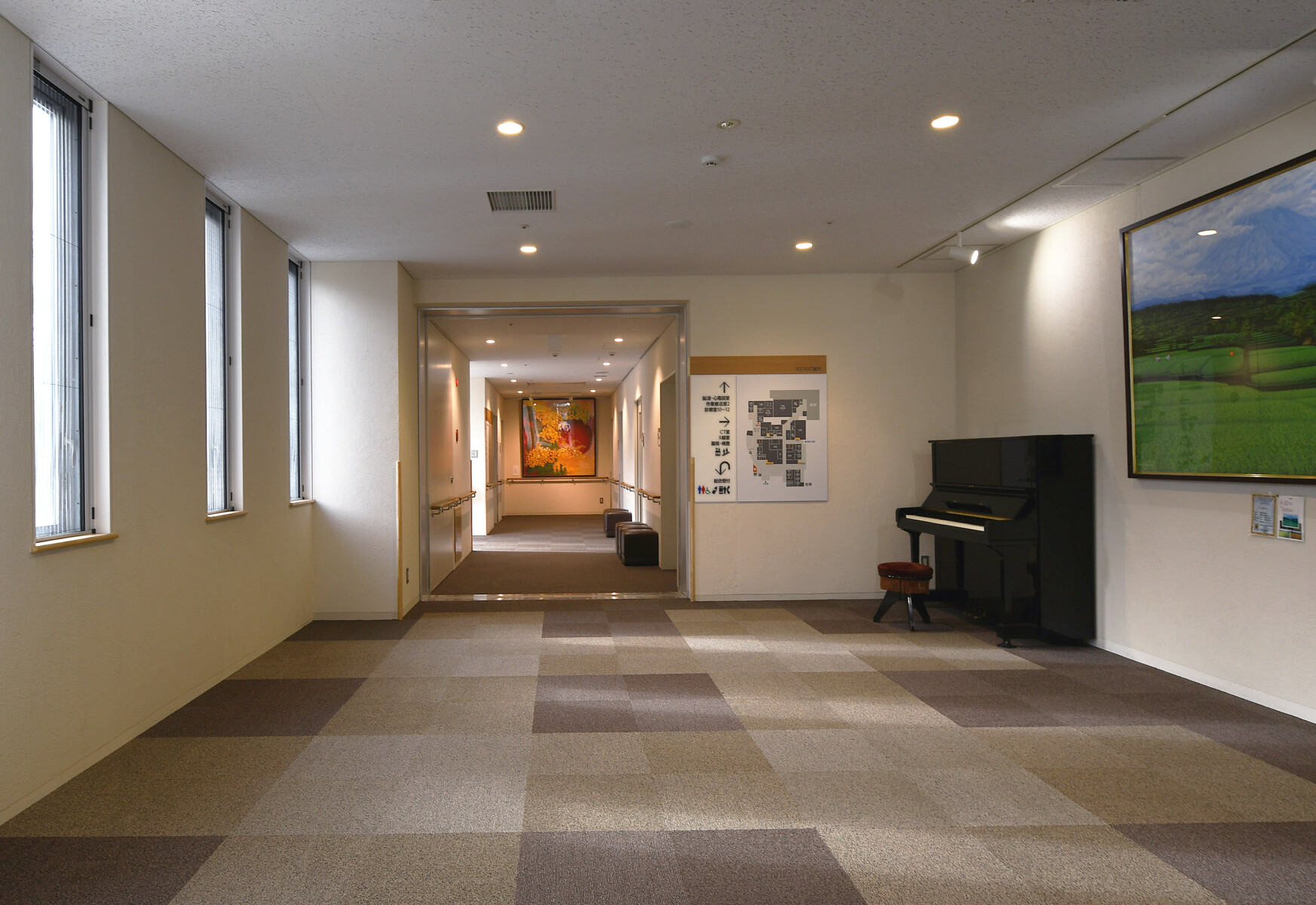 増築外来エリアへと続く「アカシアホール」