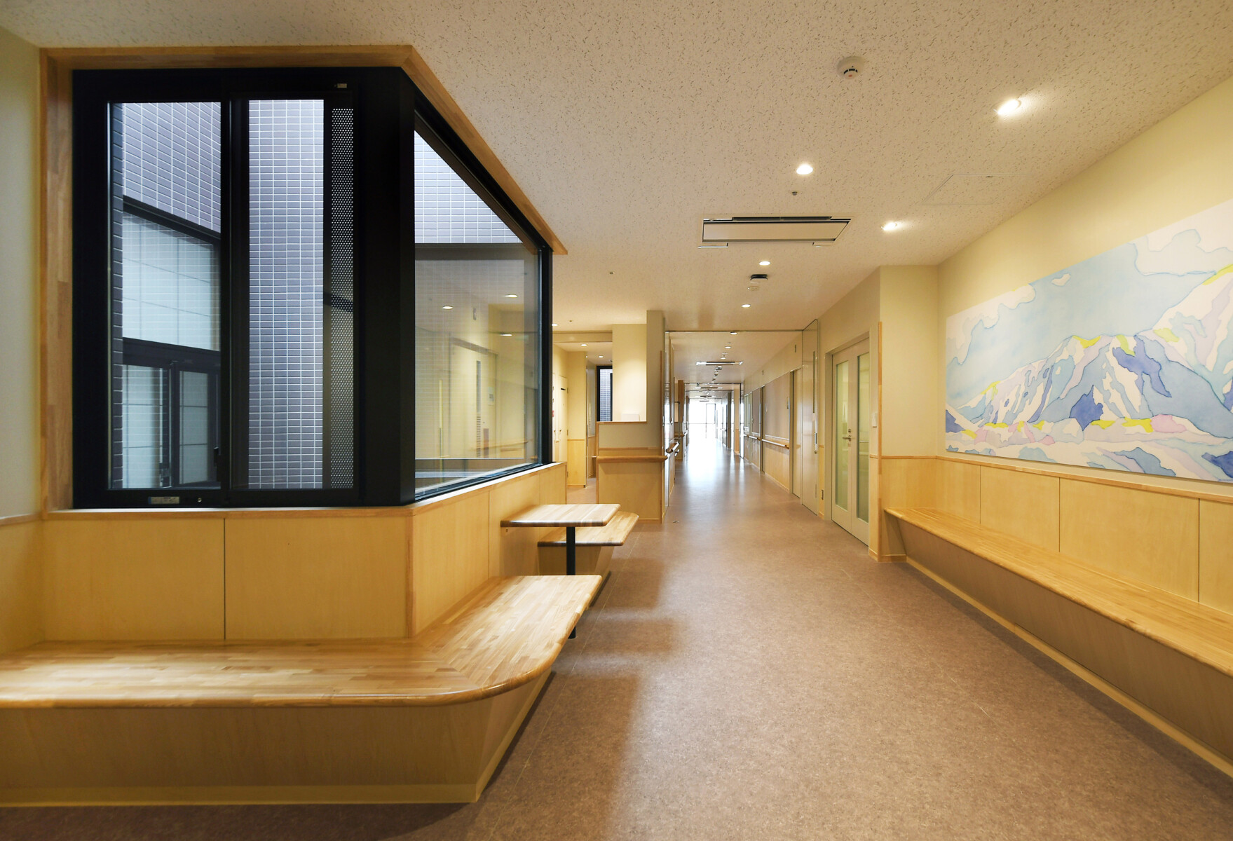 談話コーナーとアートウォール（マグネット掲示板）