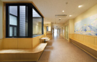 談話コーナーとアートウォール（マグネット掲示板）