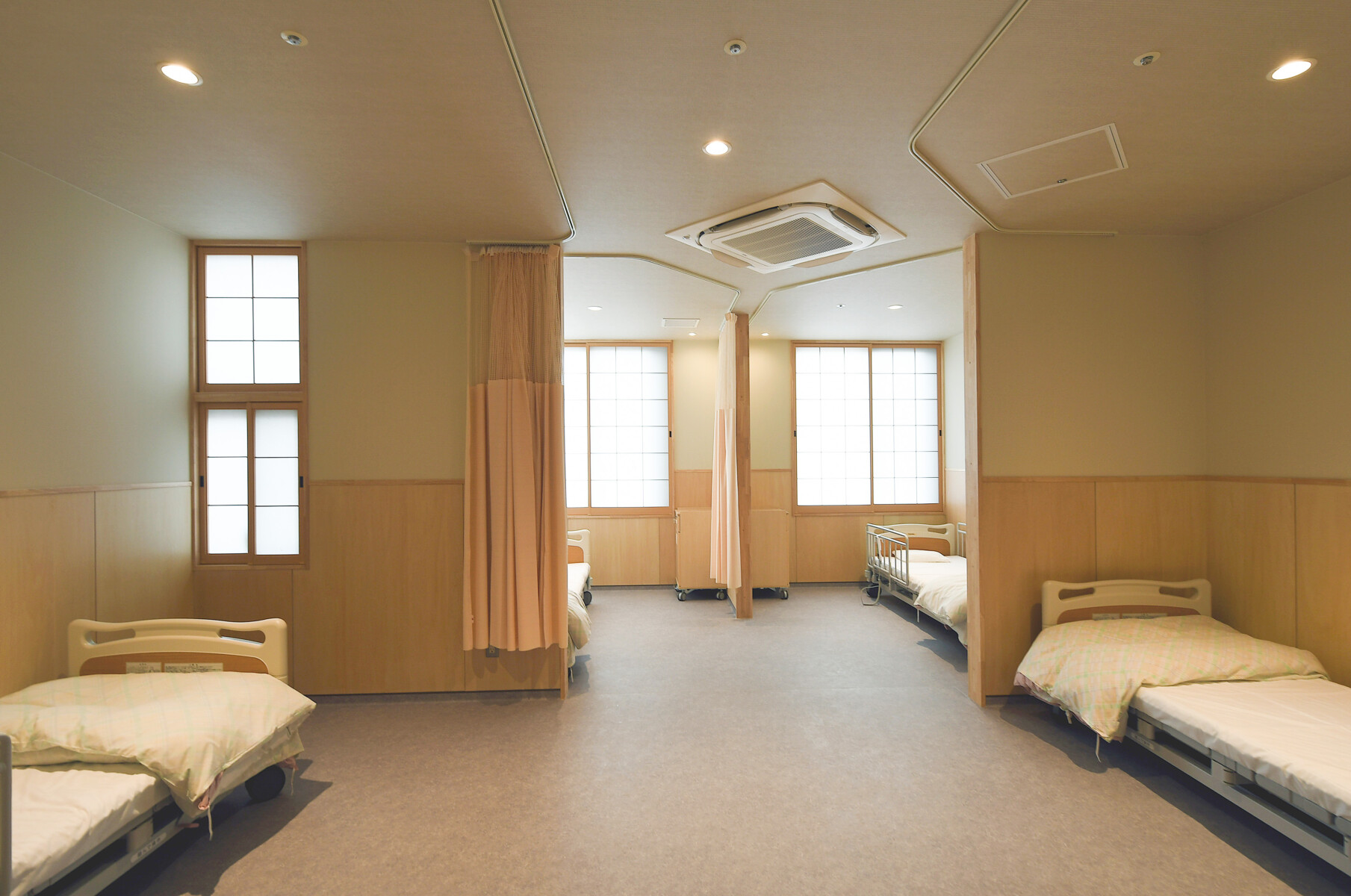 ベッド毎に窓と袖壁で囲まれた4床室