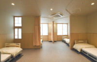 ベッド毎に窓と袖壁で囲まれた4床室