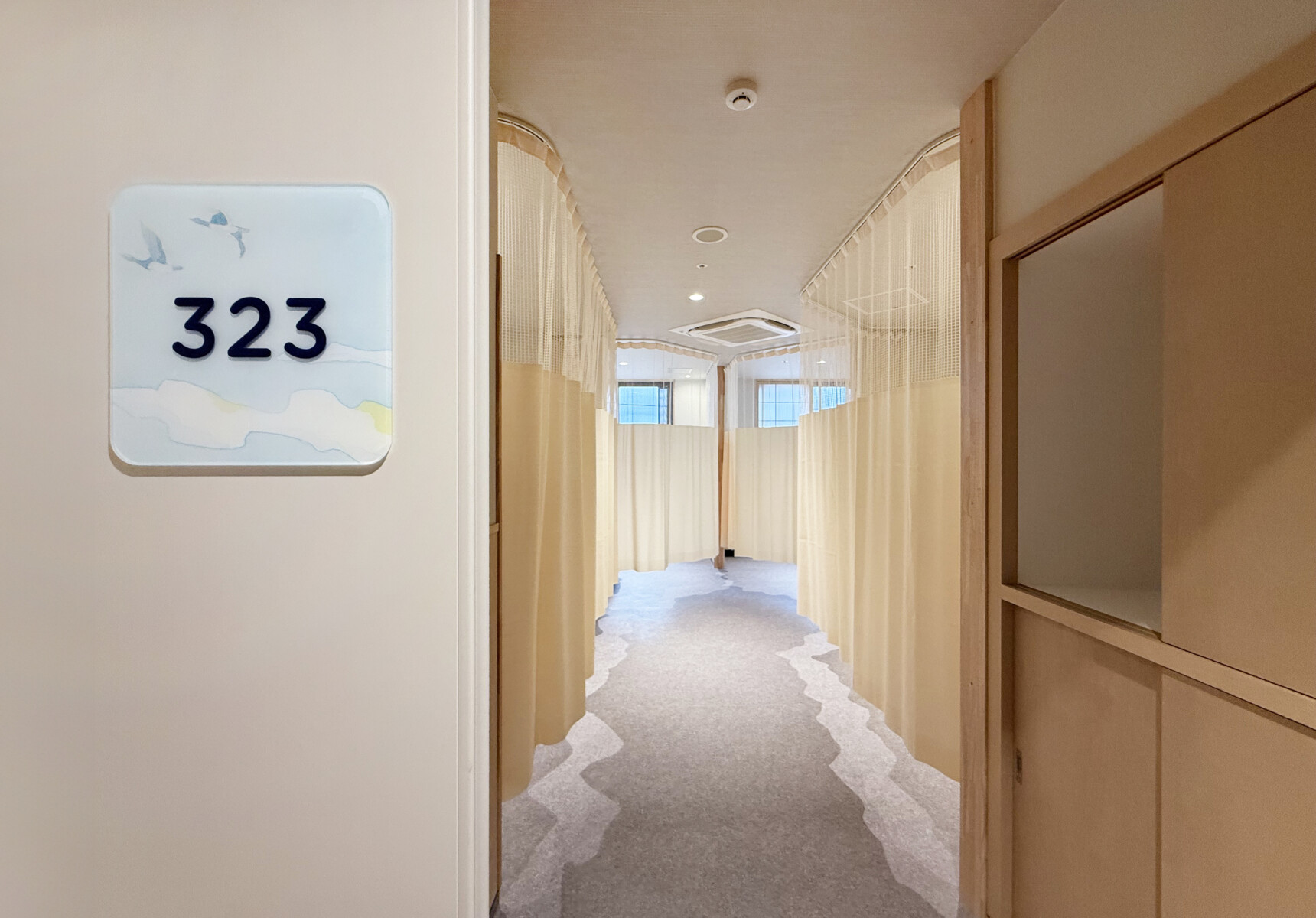 病室ごとにカットの異なるサインデザイン（※）