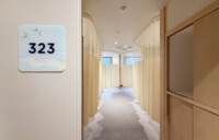 病室ごとにカットの異なるサインデザイン（※）