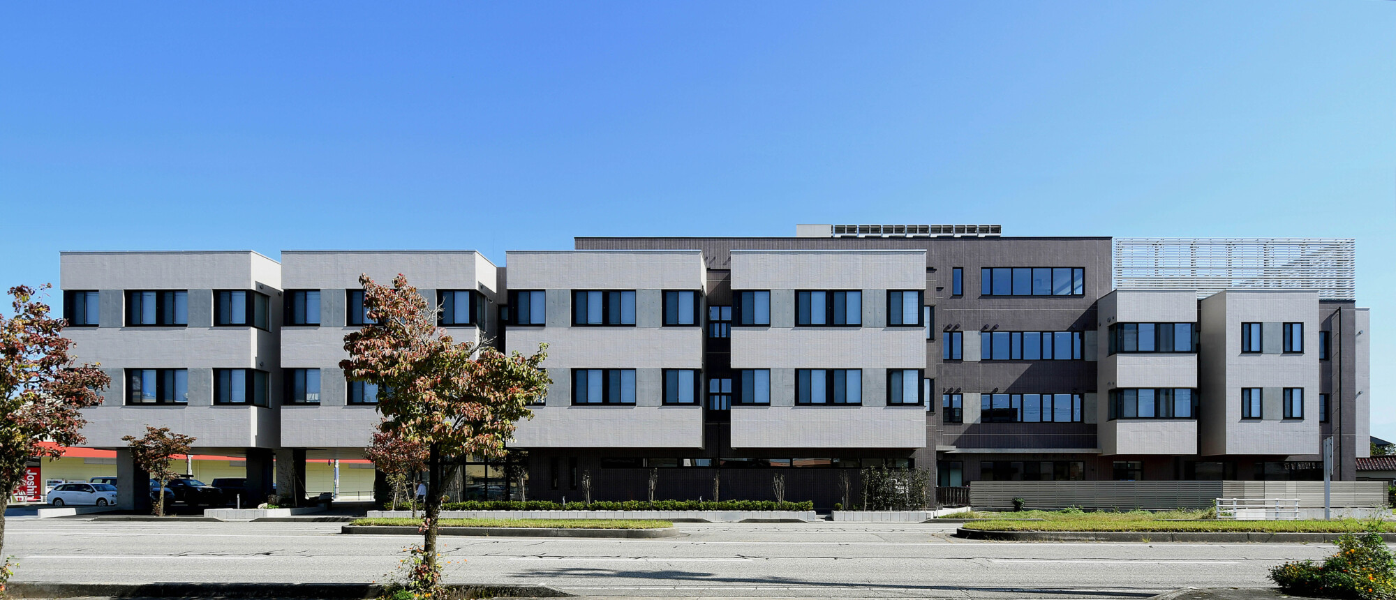 西側外観　幹線道路に面して病室が並ぶ