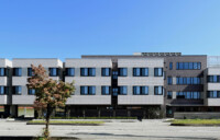 西側外観　幹線道路に面して病室が並ぶ